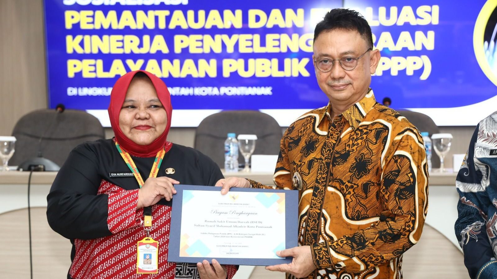 Direktur RSUD SSMA, Eva Nurfarihah (kiri), menerima piagam penghargaan pelayanan publik dari Wali Kota Pontianak, Edi Rusdi Kamtono, di Aula SSA Kantor Wali Kota, Kamis (11/9/2025).