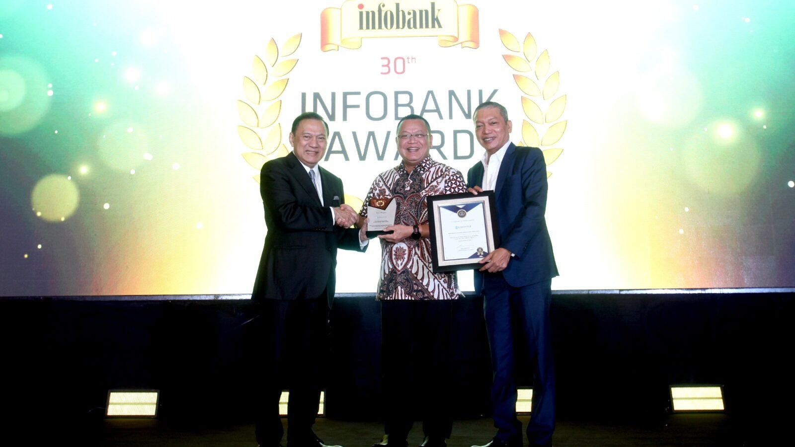 Direktur Utama Bank Kalbar, Rokidi, saat menerima penghargaan “The Excellent Performance Bank” yang diserahkan dalam acara 30 Tahun Infobank Banking Appreciation 2025 di Jakarta.