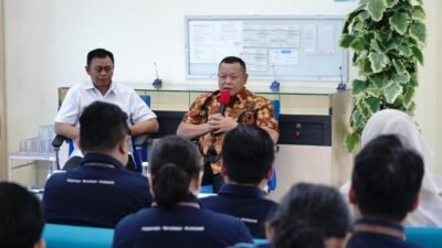 Dirut Bank Kalbar, Rokidi, memberikan motivasi kerja kepada karyawan serta peringatan keras untuk menjauhi bahaya judi online.