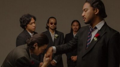 "Cari lagu yang bisa membangkitkan semangat nasionalisme? Simak rekomendasi lagu Feast yang liriknya tajam dan penuh makna tentang perjuangan untuk negara."