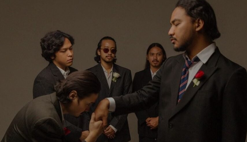 "Cari lagu yang bisa membangkitkan semangat nasionalisme? Simak rekomendasi lagu Feast yang liriknya tajam dan penuh makna tentang perjuangan untuk negara."