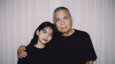 "Teknologi AI kini memungkinkan kita "foto bareng" orang terkasih yang telah tiada. Ketahui cara kerja dan manfaat emosional dari tren meta prompt ini. "