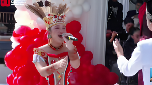 Fredela Atali Pabayo, siswi SMA Santo Paulus Pontianak, saat tampil di panggung Gita Bahana Nusantara 2025 di Istana Merdeka. (Dok. Tiktok/@smast.pauluspontianak)