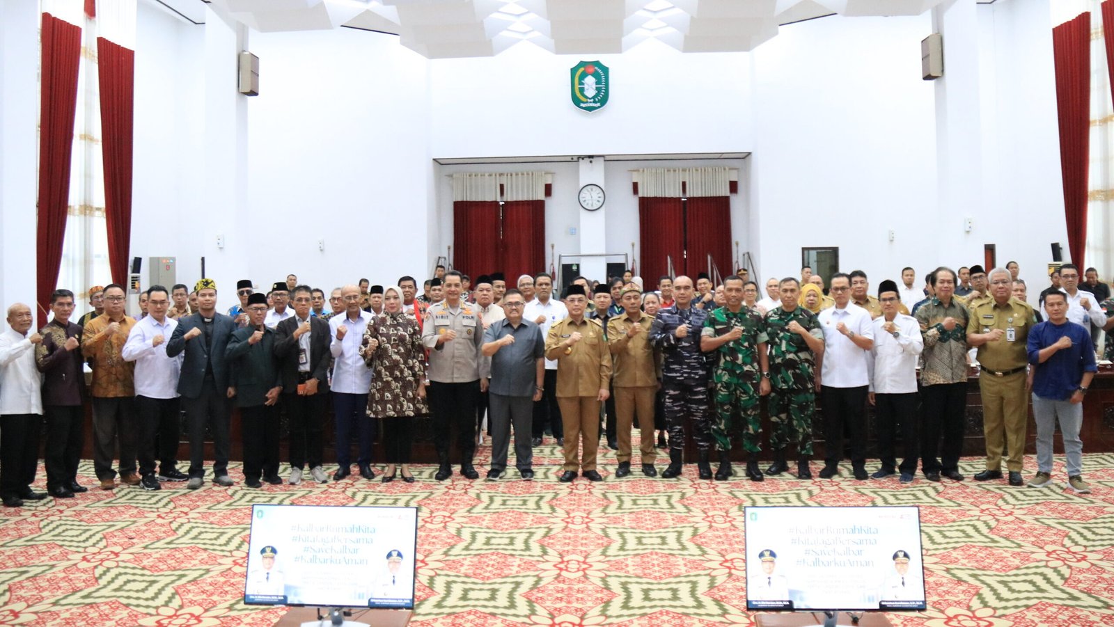 Gubernur Kalbar, Ria Norsan, memimpin Rapat Koordinasi dan Doa Bersama dengan jajaran Forkopimda dan berbagai elemen masyarakat di Balai Petitih, Kantor Gubernur, Senin (1/9/2025).