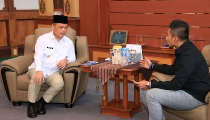 Gubernur Kalimantan Barat, Ria Norsan (kiri), saat menerima Sales Area Manager Ritel Kalimantan Barat Pertamina Niaga, Aris Ilmi (kanan), dalam audiensi membahas kelangkaan gas LPG 3 kg di Ruang Kerja Gubernur, Kamis (1192025). 