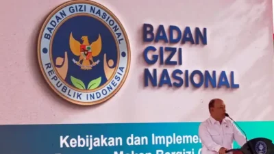 "Warganet menyoroti latar belakang pejabat Badan Gizi Nasional (BGN) yang bukan ahli gizi. Pengamat kebijakan publik memberikan tanggapan."
