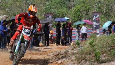 Bripka Yasir Sabet Gelar Juara Umum di Kejuaraan Grasstrack Seri III 2025
