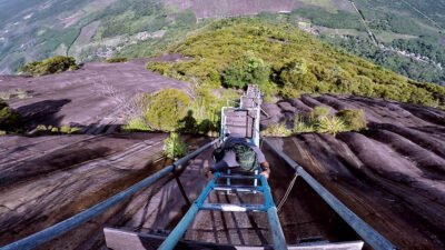 "Jelajahi 5 tempat wisata paling hits di Sintang, Kalimantan Barat. Dari bukit raksasa, air terjun tersembunyi, hingga jembatan ikonik, Sintang punya segudang pesona alam dan budaya yang bikin liburanmu tak terlupakan."