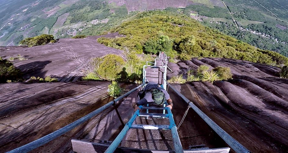 "Jelajahi 5 tempat wisata paling hits di Sintang, Kalimantan Barat. Dari bukit raksasa, air terjun tersembunyi, hingga jembatan ikonik, Sintang punya segudang pesona alam dan budaya yang bikin liburanmu tak terlupakan."