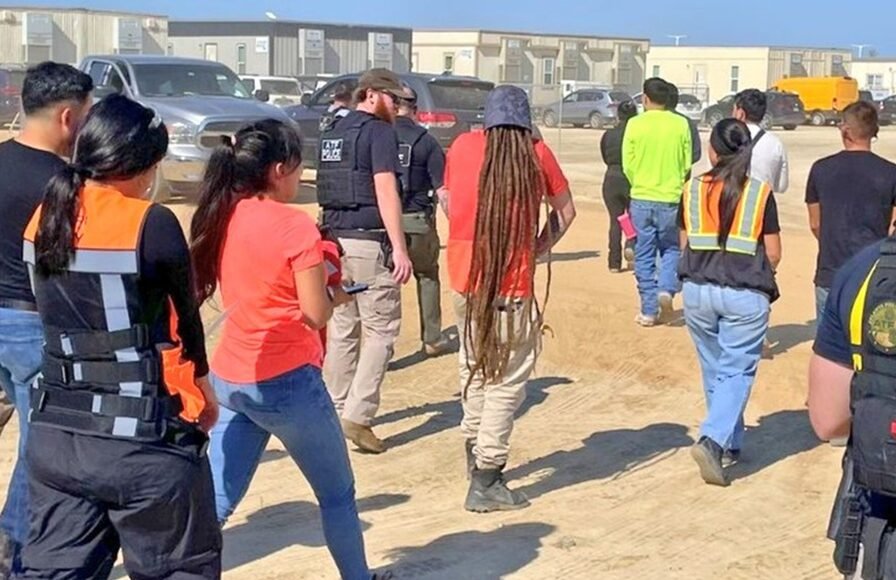 "Otoritas federal AS melakukan operasi imigrasi skala besar di salah satu lokasi pabrik manufaktur Hyundai di Georgia, menahan sekitar 475 orang. (Dok. WMAZ)"