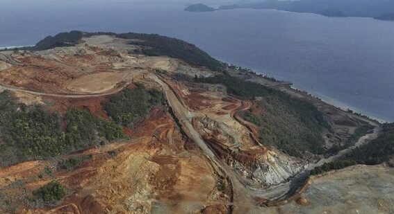 "Izin PT Gag Nikel kembali beroperasi dipertanyakan publik meskipun mendapatkan peringkat PROPER hijau. Keputusan ini memicu kekhawatiran akan dampak lingkungan di Raja Ampat."