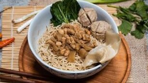 "Temukan rekomendasi jajanan wajib yang paling nikmat disantap saat musim hujan. Mulai dari bakso hangat hingga gorengan renyah, semua pas untuk menghangatkan tubuh. "