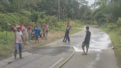 Tumpahan Minyak Sebabkan Jalan Licin di Dusun Runut Kabupaten Landak, Petugas Gabungan Lakukan Pembersihan