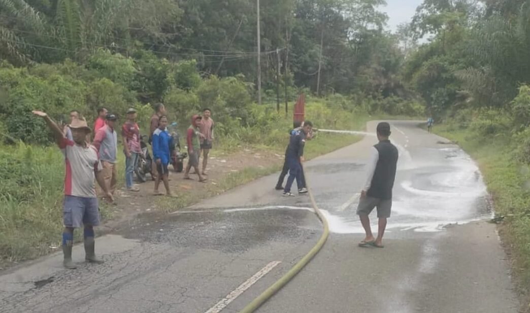 "Tumpahan minyak menyebabkan jalanan licin di Dusun Runut, Sengah Temila, hingga membuat pengendara motor terjatuh. Damkar dan Polsek Sengah Temila langsung membersihkan lokasi."