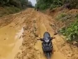 Jalan Ketungau Kabupaten Sintang Viral Jadi Kubangan Lumpur, Warga Ungkap Kekecewaan