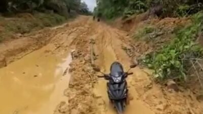 Jalan Ketungau Kabupaten Sintang Viral Jadi Kubangan Lumpur, Warga Ungkap Kekecewaan