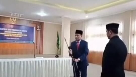 "Viralnya video Kakanwil Kemenag NTB Zamroni Aziz lempar tiang mikrofon. Ia memberikan klarifikasi, menyebut aksinya spontan dan meminta maaf."