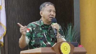 Kepala Kesehatan Kodam XII/Tanjungpura, Kolonel Ckm dr. Wicaksono, S.Pb., saat memberikan materi Wawasan Kebangsaan kepada mahasiswa baru Itekes Muhammadiyah Pontianak, Kamis (11/9/2025).