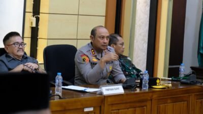 Kapolda Kalbar Irjen Pol. Pipit Rismanto, pada saat audiensi dengan perwakilan mahasiswa di Gedung DPRD Provinsi Kalimantan Barat, Senin (1/9/2025).