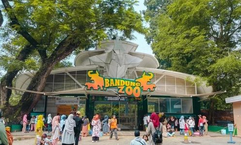 Suasana pintu masuk Kebun Binatang Bandung yang dikabarkan akan ditutup sementara akibat sengketa hukum yang belum usai.