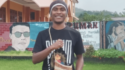 "Keluarga aktivis Vian Ruma di Nagekeo, NTT, meragukan penyebab kematiannya. Mereka menyoroti kejanggalan pada posisi jenazah dan mendesak polisi melakukan investigasi transparan untuk mengungkap kebenaran. "