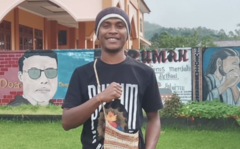 "Keluarga aktivis Vian Ruma di Nagekeo, NTT, meragukan penyebab kematiannya. Mereka menyoroti kejanggalan pada posisi jenazah dan mendesak polisi melakukan investigasi transparan untuk mengungkap kebenaran. "