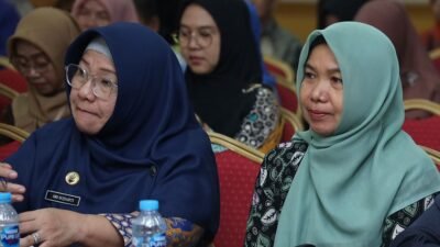 Kepala BKPSDM Kota Pontianak Yuni Rosdiah (kanan) dan Kepala Dinas Pendidikan dan Kebudayaan Kota Pontianak Sri Sujiarti.