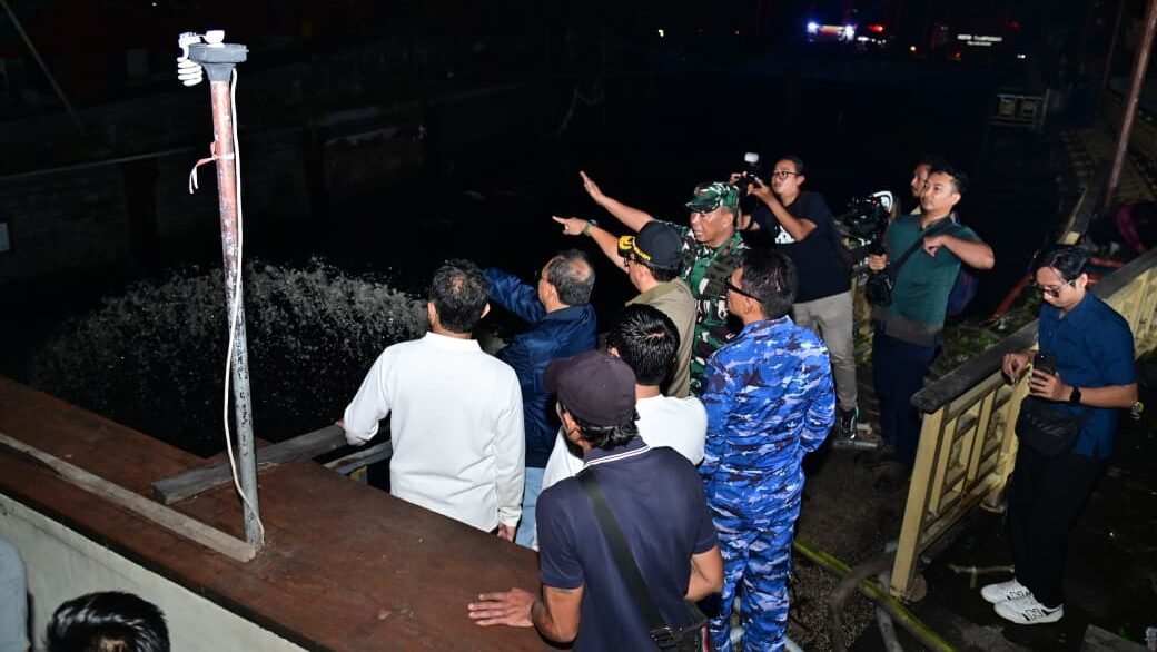 Kepala BNPB Letjen TNI Dr. Suharyanto, S. Sos., M.M. (kemeja dan rompi hijau) saat meninjau lokasi terdampak banjir di Pasar Badung, Kota Denpasar, Bali pada Rabu (10/9).