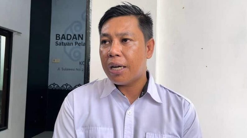 "Kepala Regional MBG Kalbar, Agus Kurniawi, mengakui kelalaian penggunaan ikan hiu dalam menu makan gratis di Ketapang. Kepala SPPG kini dinonaktifkan. "