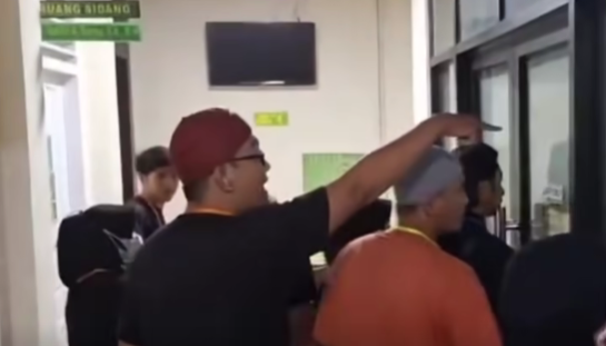 Suasana ricuh di Pengadilan Negeri Pontianak usai putusan sidang praperadilan kasus pencabulan anak ditolak hakim, Rabu (9/9/2025).