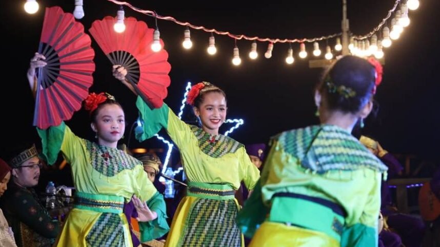 "Kenali 5 kekhasan budaya Melayu Kalimantan Barat, mulai dari arsitektur, seni tari, busana, kuliner, hingga tradisi yang unik dan menarik."