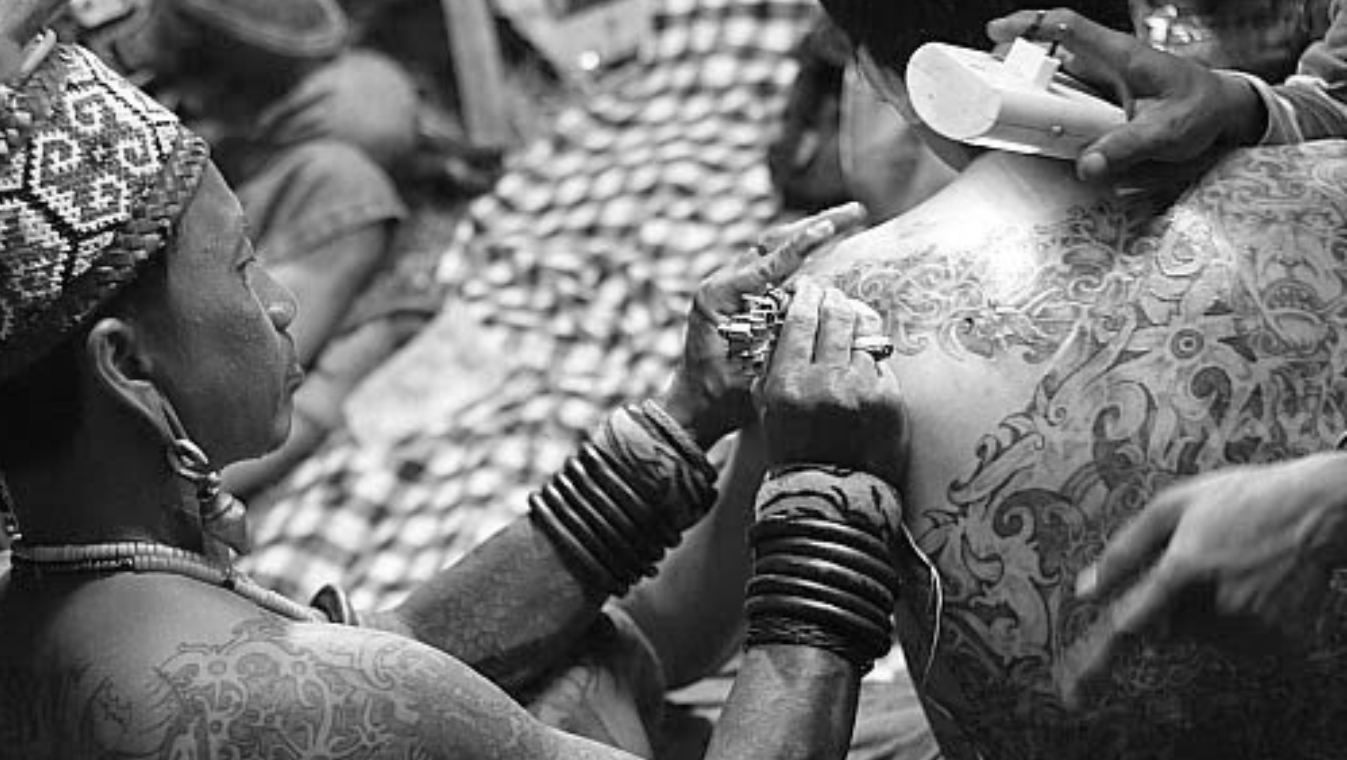 "Pelajari 4 identitas unik Suku Dayak di Kalimantan Barat, mulai dari Rumah Betang, Mandau, tarian, hingga seni tato yang penuh makna dan filosofi."