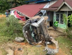 Hindari Anjing, Toyota Calya Hilang Kendali Hantam Mobil Parkir dan Teras Rumah Warga di Sanggau