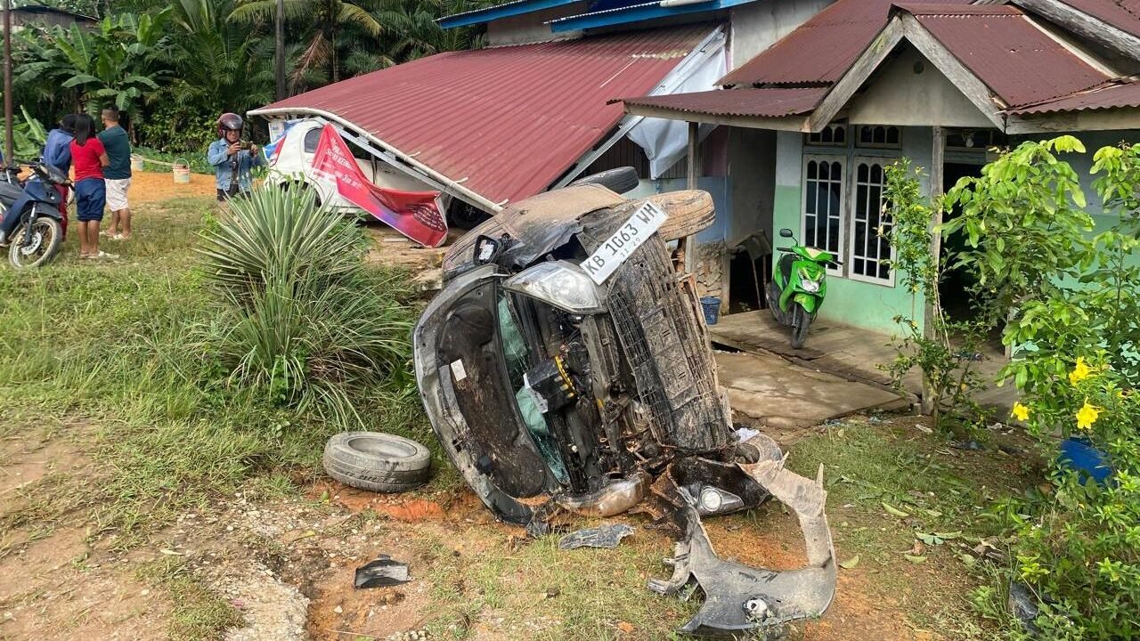 Kondisi mobil Toyota Calya yang mengalami kerusakan parah di bagian depan setelah mengalami kecelakaan tunggal di Jalan Desa Senyabang, Sanggau, Senin (29/9/2025).