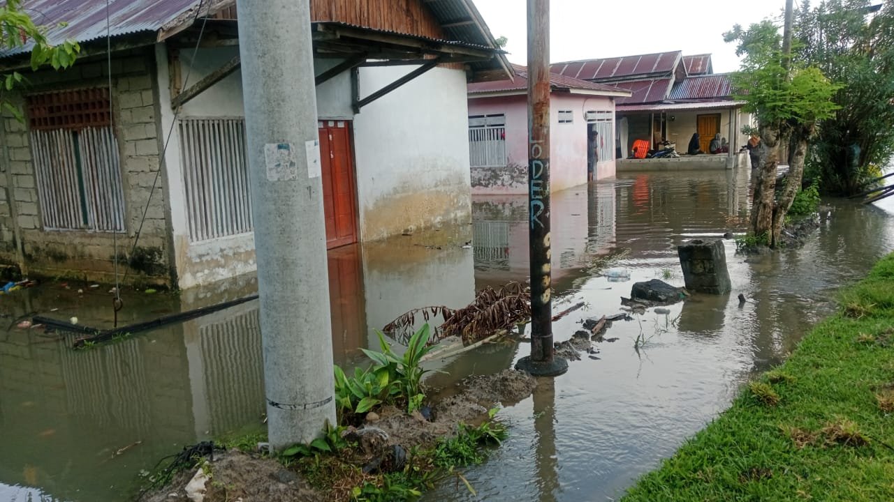 Kondisi banjir rob yang meluap ke pemukiman warga di Desa Boyantongo, Kecamatan Parigi Selatan, Parigi Moutong, Sulawesi Tengah, Kamis (4/9). Sumber foto : BPBD Kabupaten Parigi Moutong