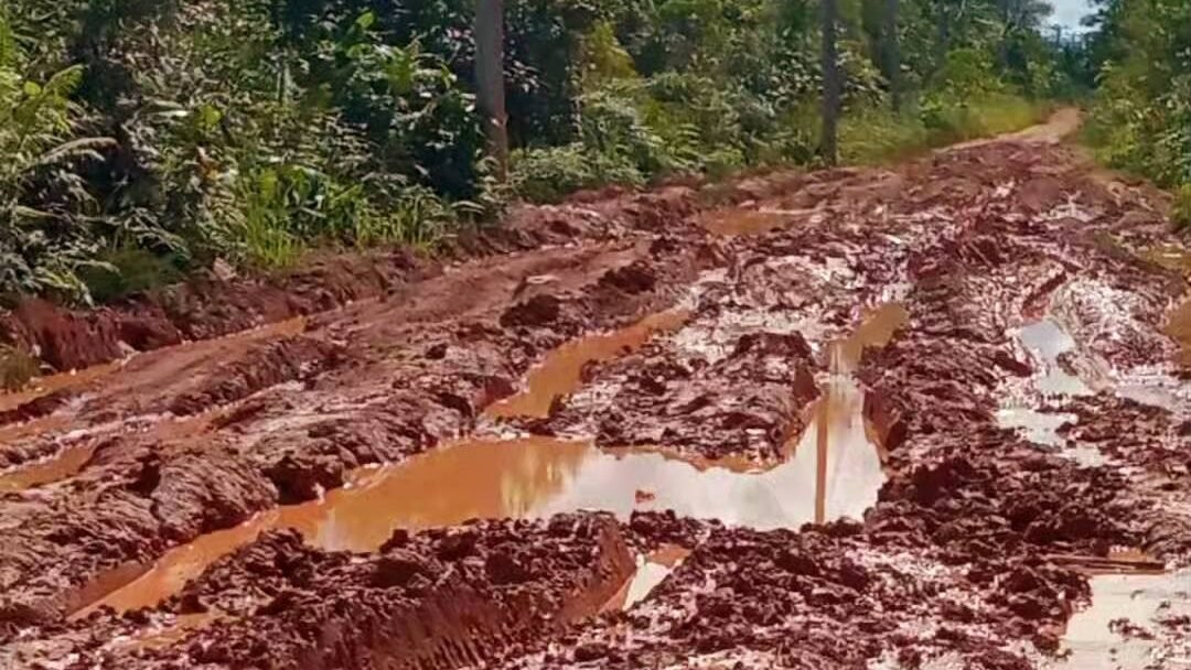 Kondisi Jalan Begandung di Kecamatan Tempunak, Sintang, yang rusak parah dan berlumpur, menyulitkan aktivitas warga sehari-hari.
