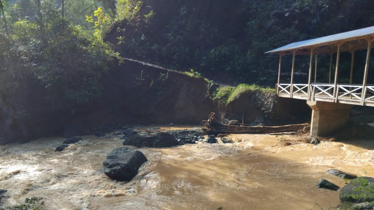 Kondisi tanah longsor yang melanda Desa Leppangeng, Kecamatan Pitu Riase, Kabupaten Sidenreng Rappang, Sulawesi Selatan, pada Jumat (26/9). Sumber Foto: BPBD Kabupaten Sidenreng Rappang,