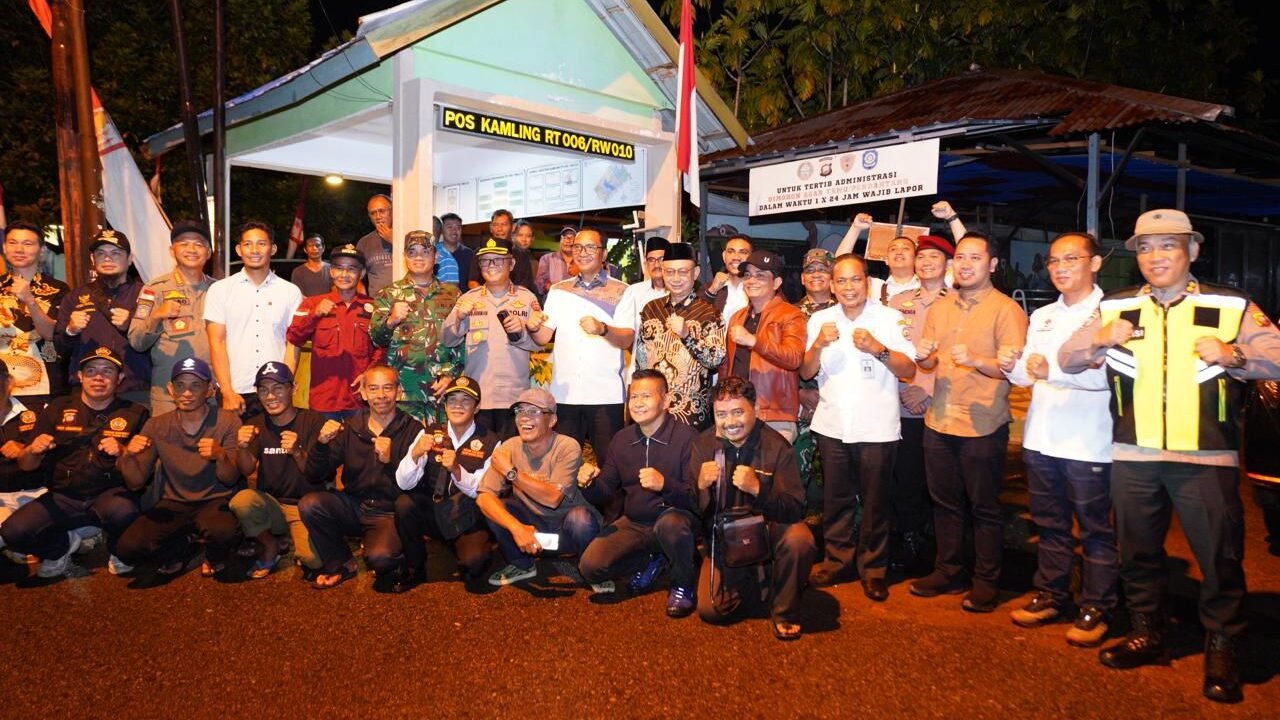 Sestama BNPP Makhruzi Rahman bersama Wali Kota Pontianak Edi Rusdi Kamtono saat meninjau salah satu Pos Siskamling di Kelurahan Akcaya.