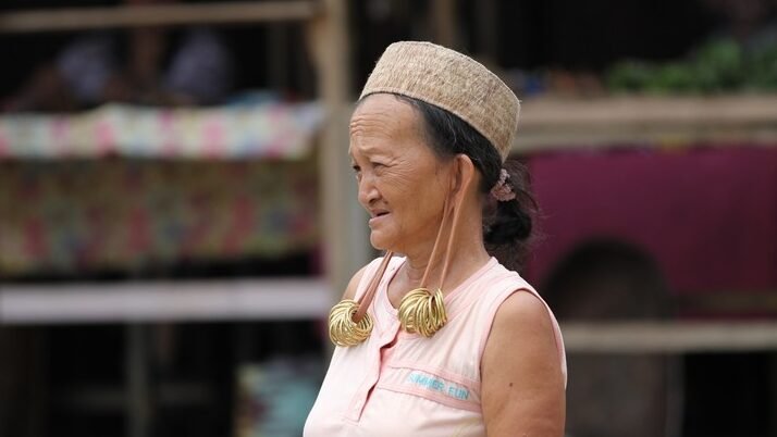 "Selami tradisi magis dan budaya unik Suku Dayak di Kalimantan Barat. Kenali makna di balik Gawai Dayak, Rumah Panjang, Telinga Panjang, Tato, dan ritual suci lainnya."