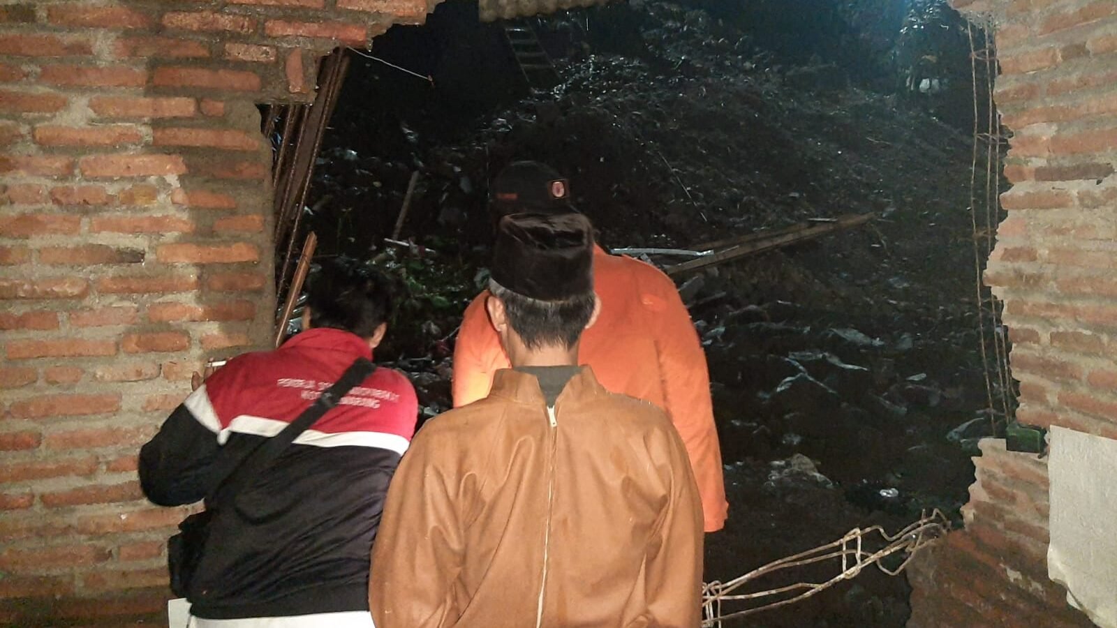 Longsoran pondasi salah satu pabrik es di Kota Semarang menyebabkan kerusakan pada 4 rumah yang berada di sekitarnya. Longsor terjadi pada Rabu (10/9).