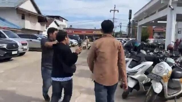 M Yoga, Kepala Dapur Mitra Mandiri 2 Ketapang, terlihat menghindari wartawan saat dimintai keterangan terkait dugaan keracunan makanan. (Dok. Ist)