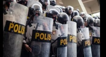 "Mahkamah Konstitusi menolak gugatan yang meminta syarat pendidikan minimal polisi adalah S1. MK menyatakan pemohon tidak memiliki kedudukan hukum. "