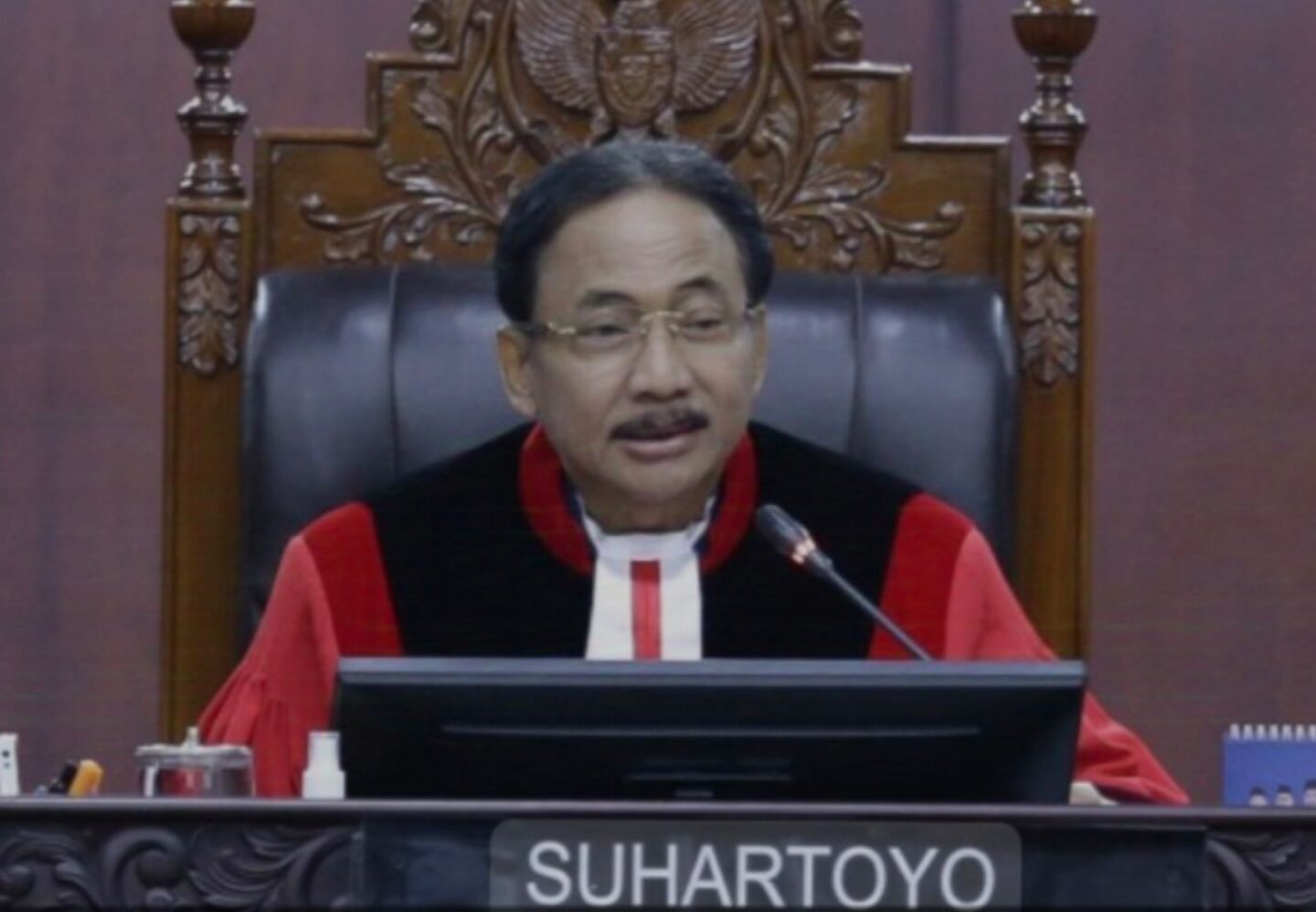 "Empat hakim MK memiliki dissenting opinion dalam putusan gugatan UU TNI. YLBHI menilai ini bukti adanya permasalahan dalam proses legislasi."