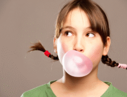 Kunyah Permen Karet: Jembatan Otak yang Bikin Kamu Lebih Cerdas & Santai!