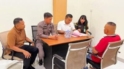 Tersangka saat menjalani proses pemeriksaan di Kejaksaan Negeri Sambas terkait dugaan korupsi dana desa, Kamis (11/9/2025).