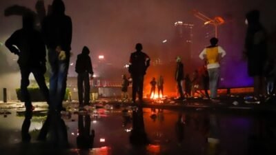 Suasana aksi demonstrasi di salah satu kota besar di Indonesia yang berujung ricuh dan menjadi sorotan media internasional.