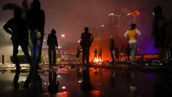 Suasana aksi demonstrasi di salah satu kota besar di Indonesia yang berujung ricuh dan menjadi sorotan media internasional.