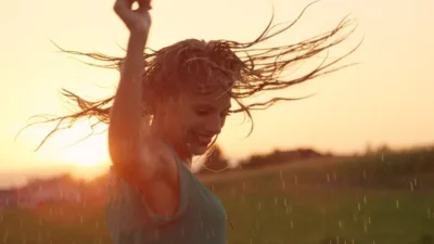 Mengapa Menari di Tengah Hujan Bisa Jadi Momen Paling Bebas dan Bahagia