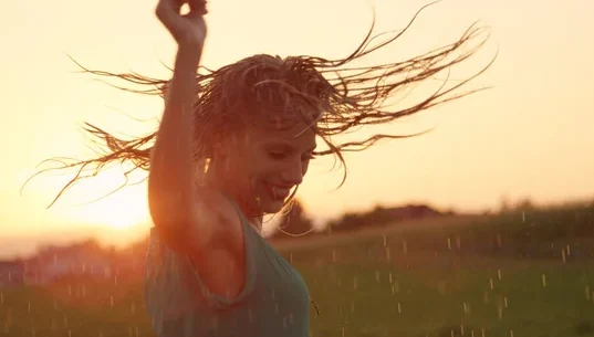 "Rasakan kebebasan sejati! Cari tahu mengapa menari di tengah hujan bisa jadi pengalaman paling berharga dan cara terbaik untuk melepaskan stres."