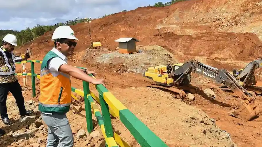 Menteri ESDM Bahlil Lahadalia saat melihat aktivitas pertambangan di Pulau Gag. PT Gag Nikel kembali mendapat izin operasi di Raja Ampat setelah dinilai patuh pada tata kelola lingkungan.